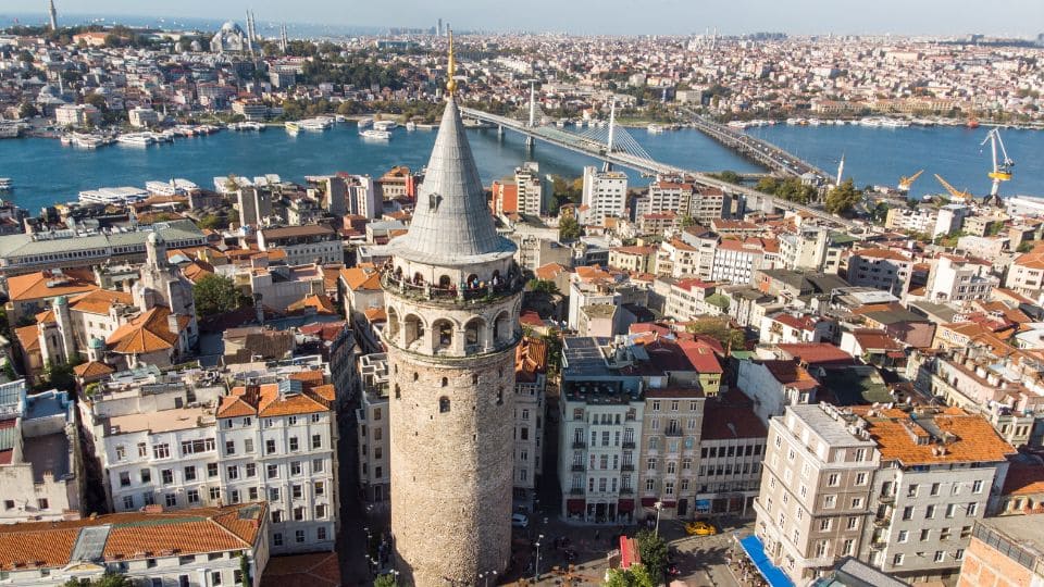berapa tahun usia galata tower