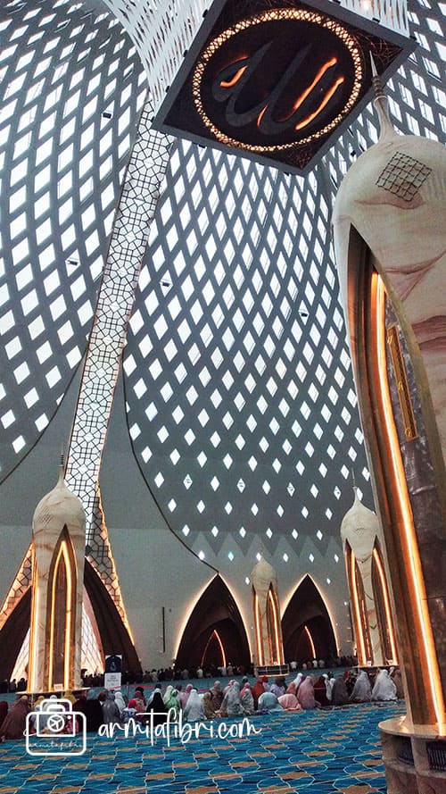 Apakah masuk ke Masjid Al Jabbar bayar?