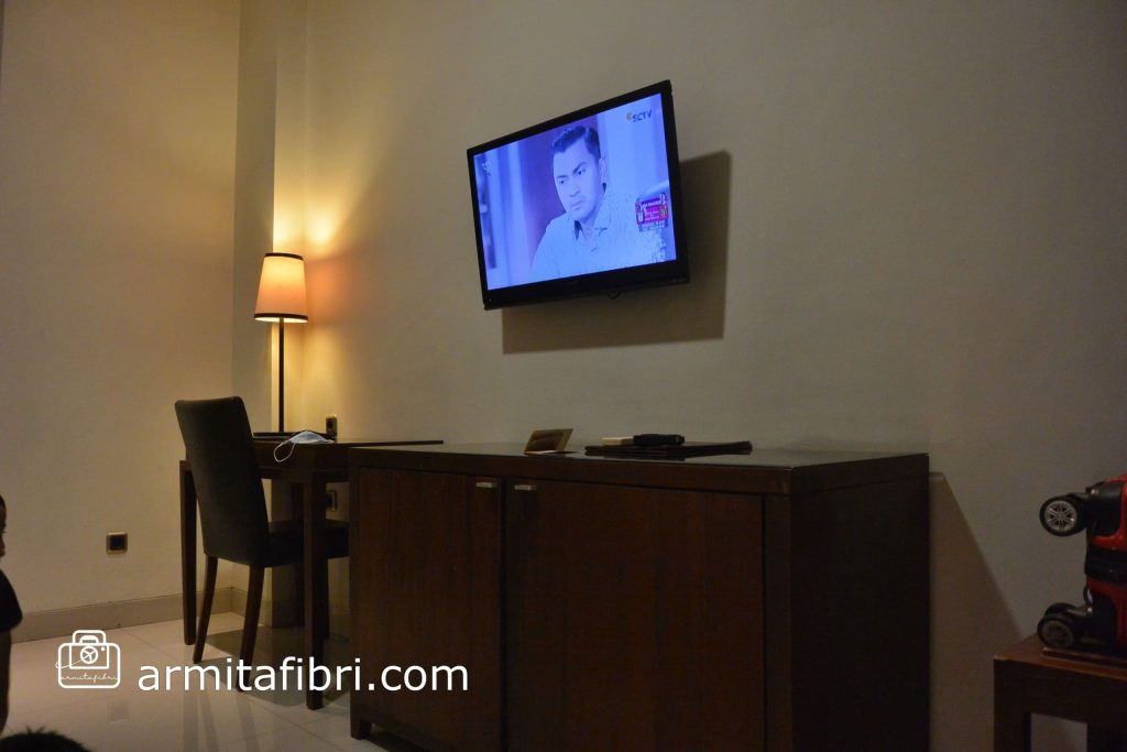ruang kerja di kamar Flamboyan Hotel