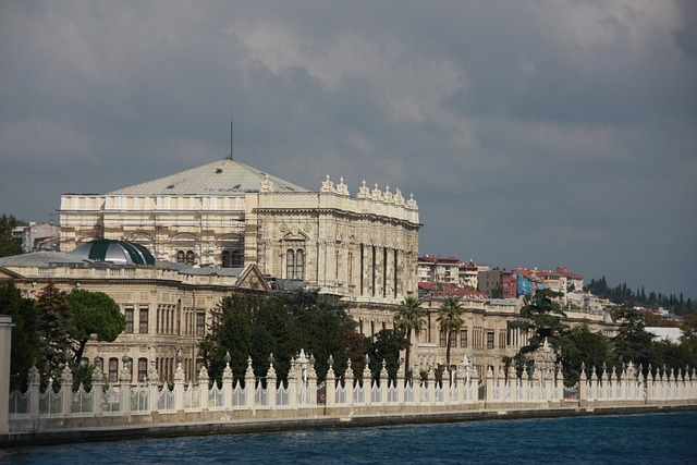 Siapa yang memprakarsai Istana Dolmabahce?