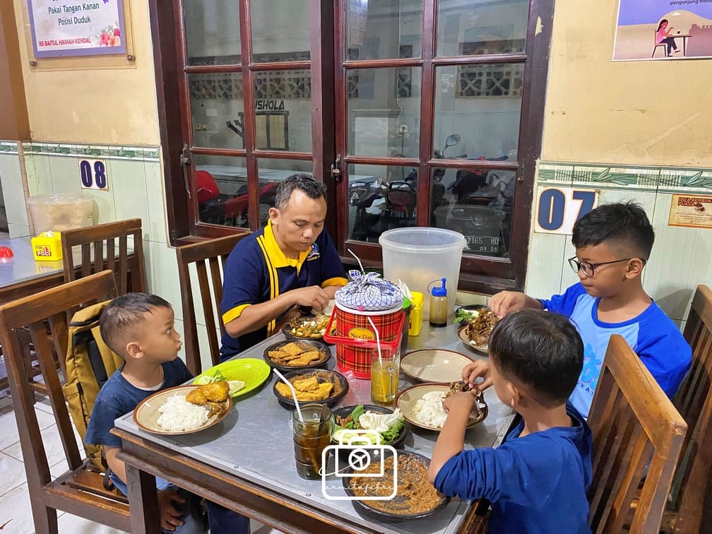 foto tempat makan keluarga di kendal