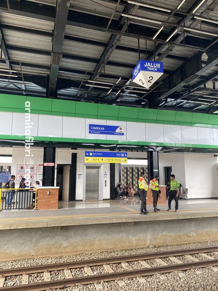 Masjid Al Jabar dekat dengan stasiun apa?