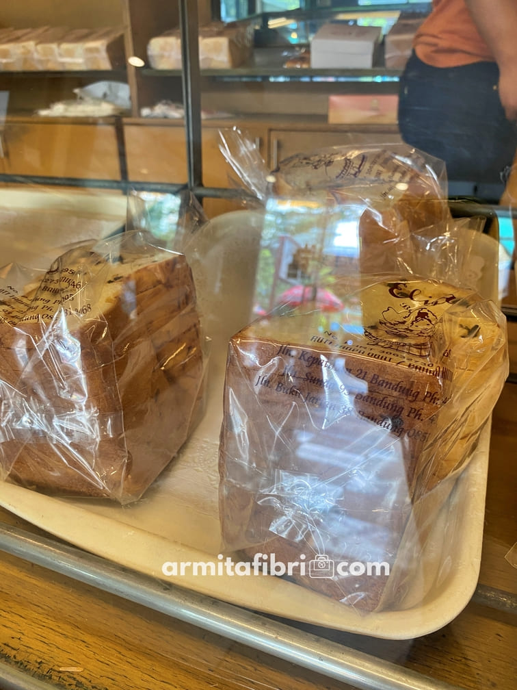 toko roti legendaris di bandung